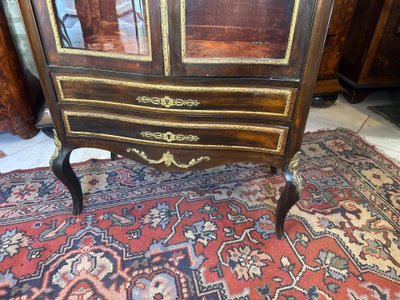 Mahagoni-Sideboard im Stil Louis XVI., das als Vitrine mit Ablagefläche dient.
