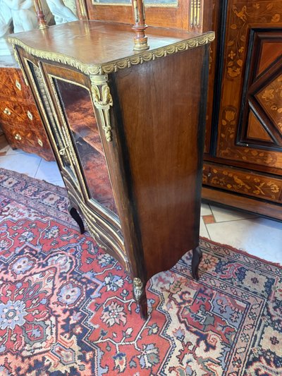 Mahagoni-Sideboard im Stil Louis XVI., das als Vitrine mit Ablagefläche dient.