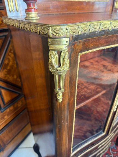 Mahagoni-Sideboard im Stil Louis XVI., das als Vitrine mit Ablagefläche dient.