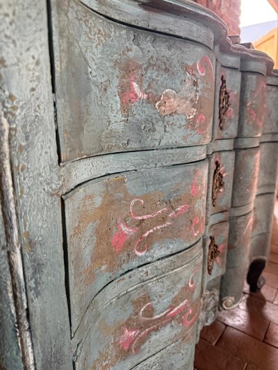 Commode galbée arbalète Louis XV des années 1900