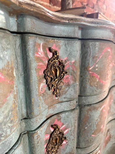 Commode galbée arbalète Louis XV des années 1900