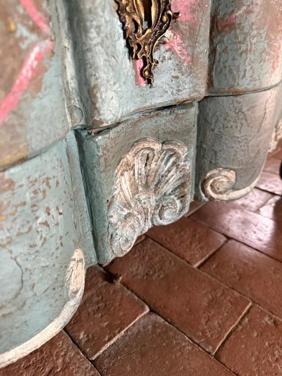 Commode galbée arbalète Louis XV des années 1900