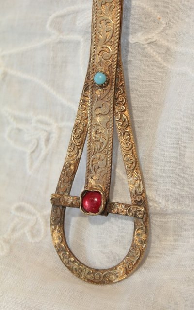 Miroir face à main en laiton doré et cabochons fin 19ème siècle