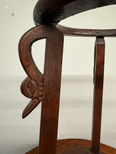 Antico portavano liberty in legno di castagno con cigni 1930, 74x30cm