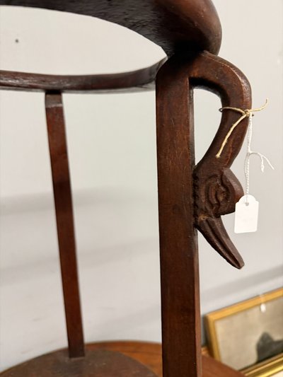 Antico portavano liberty in legno di castagno con cigni 1930, 74x30cm