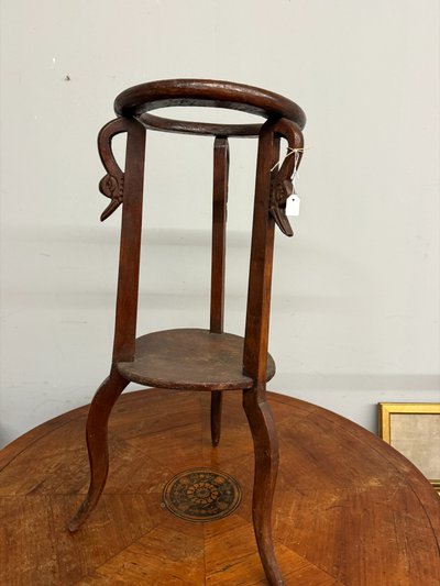 Antico portavano liberty in legno di castagno con cigni 1930, 74x30cm