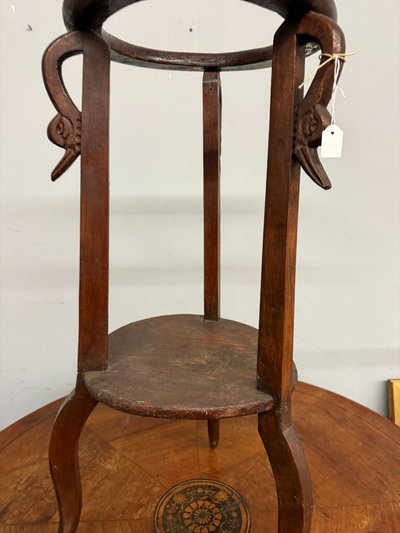 Antico portavano liberty in legno di castagno con cigni 1930, 74x30cm