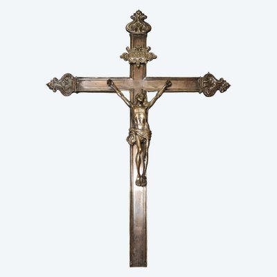 Ancien crucifix mural en bronze argenté, représentant le Christ en relief sur une grande croix