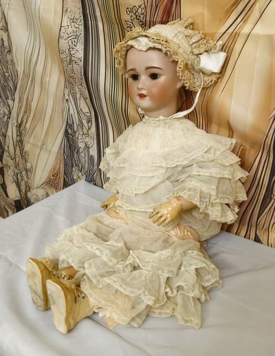 Grande poupée ancienne française en porcelaine / marquée UNIS FRANCE 301 / haut 88 cm