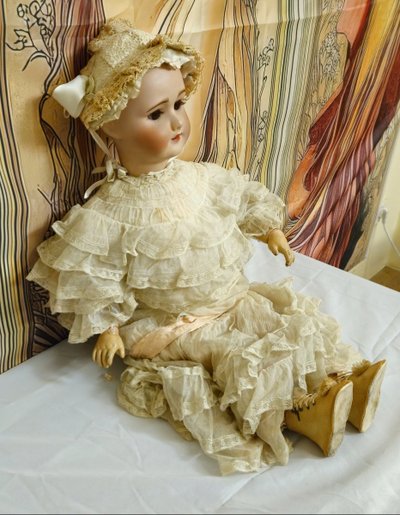 Grande poupée ancienne française en porcelaine / marquée UNIS FRANCE 301 / haut 88 cm