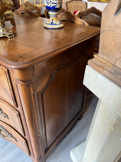 Geschwungene Kommode aus geschnitztem Nussbaumholz