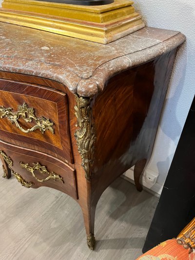 Cassettiera piccola e curva, in legno impiallacciato e intarsiata.