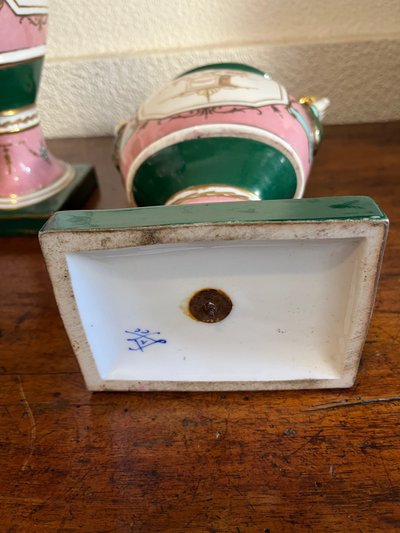 Paire de vases en porcelaine polychrome de Sèvres  à fond rose 