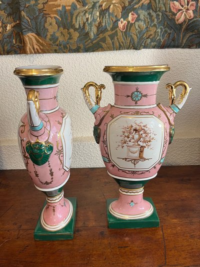 Paire de vases en porcelaine polychrome de Sèvres  à fond rose 