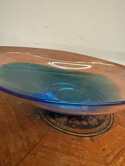 Vase de centre de table Murano bleu des années 1970, vide, 33 x 20 cm. En verre transparent.