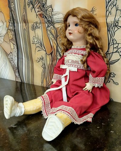 Ancienne poupée de collection datant du début du XXe siècle, avec tête en porcelaine
