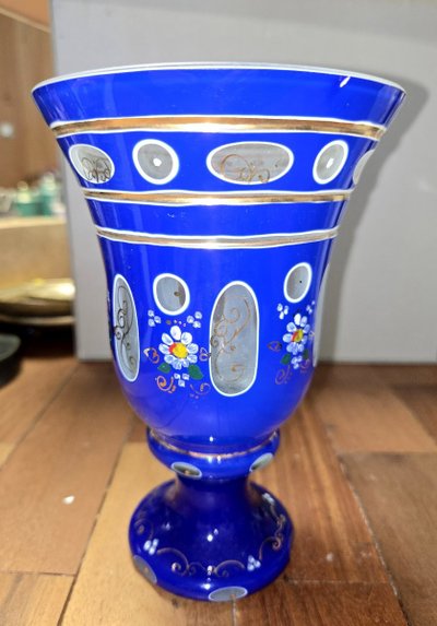 Grand calice en verre bleu émaillé (verre bohème XXe siecle)
