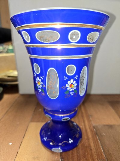 Grand calice en verre bleu émaillé (verre bohème XXe siecle)