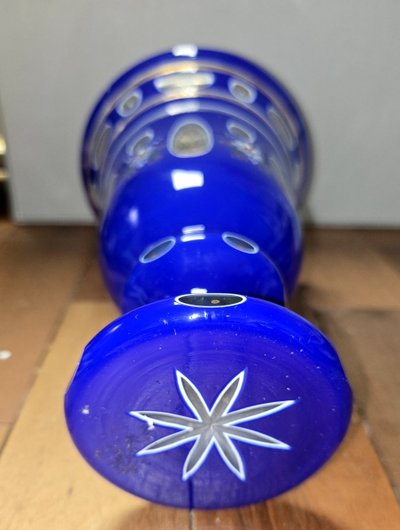 Grand calice en verre bleu émaillé (verre bohème XXe siecle)