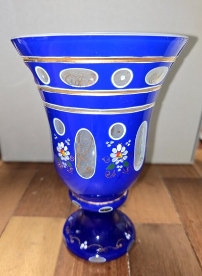 Grand calice en verre bleu émaillé (verre bohème XXe siecle)