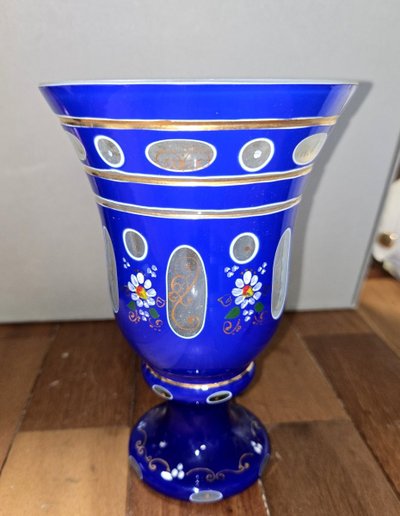 Grand calice en verre bleu émaillé (verre bohème XXe siecle)