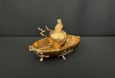 Bronze inkwell in Japanese style with vegetal decoration and Foo dog