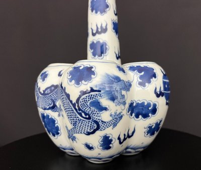 Vase en porcelaine chinoise bleu et blanc décor dragon