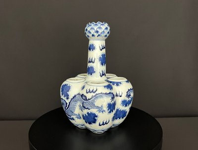 Vase en porcelaine chinoise bleu et blanc décor dragon