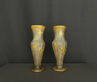 Paire de vases en verre givré à décor floral doré – Cristallerie de Saint-Denis