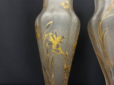 Paire de vases en verre givré à décor floral doré – Cristallerie de Saint-Denis