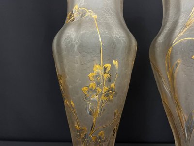 Paire de vases en verre givré à décor floral doré – Cristallerie de Saint-Denis