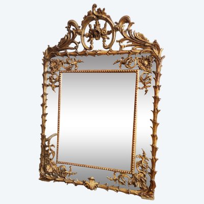 Important et beau miroir à Parecloses  en bois doré et sculpté.