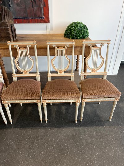 Suite de 6 chaises  rechampies  dossiers  Lyres  