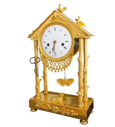 Pendule à la Chaumière en bronze ciselé et doré en mat et brillant - époque Empire Restauration