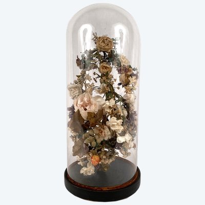 Globe de mariée au bouquet de fleurs et de fruits