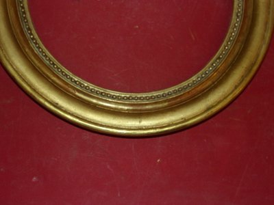 Round frame, 19th century, in gilded wood.