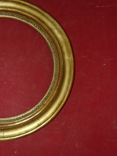 Round frame, 19th century, in gilded wood.