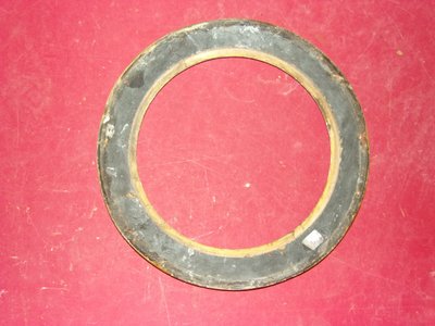 Round frame, 19th century, in gilded wood.