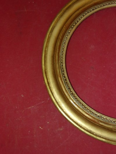 Round frame, 19th century, in gilded wood.