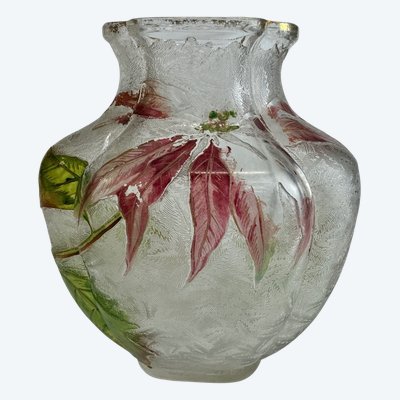 Baccarat - vase à décor des fleurs rouges dégagées à l’acide et émail 