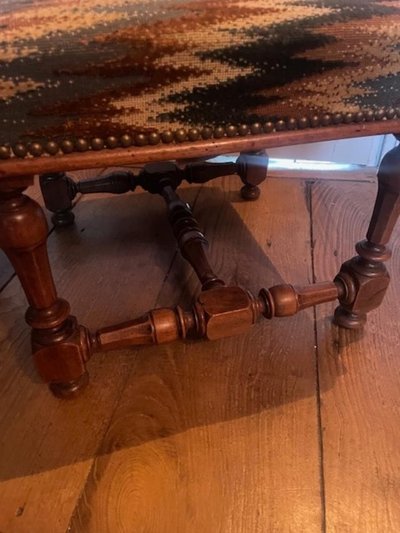 Paire de tabourets en noyer de style Louis XIV