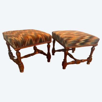 Paire de tabourets en noyer de style Louis XIV