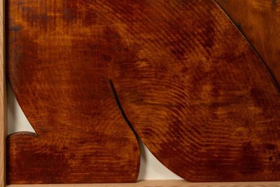 Flachrelief-Schild „Denk mal anders!“ aus patiniertem Holz. Zeitgenössisch LS67783015