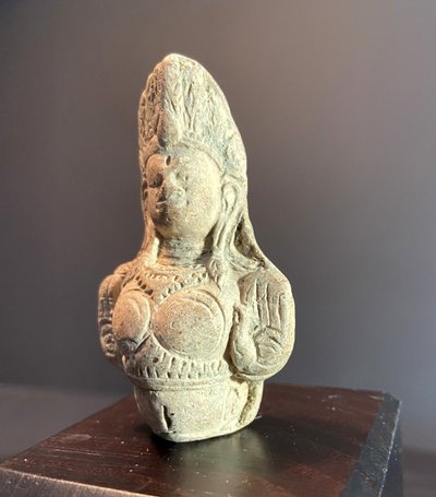 Civilisation de Bactriane, IIIème siècle avant notre ère, Buste de déesse portant un diadème.