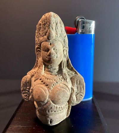 Civilisation de Bactriane, IIIème siècle avant notre ère, Buste de déesse portant un diadème.