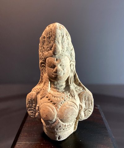 Civilisation de Bactriane, IIIème siècle avant notre ère, Buste de déesse portant un diadème.