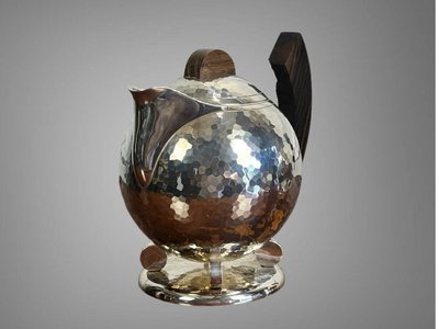 JEAN DEPRÉS ( 1889-1980 ) / SERVICE A THÉ ET CAFÉ EN MÉTAL ARGENTÉ MARTELÉ SIGNÉ