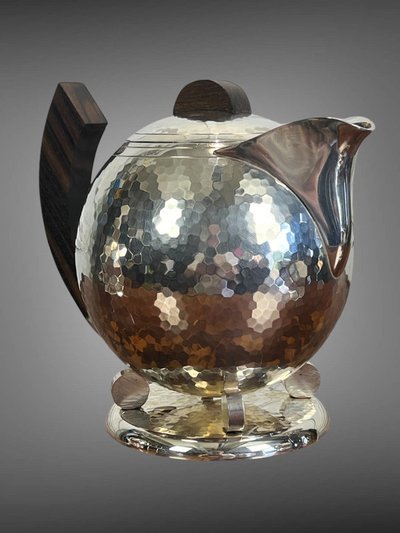 JEAN DEPRÉS ( 1889-1980 ) / SERVICE A THÉ ET CAFÉ EN MÉTAL ARGENTÉ MARTELÉ SIGNÉ