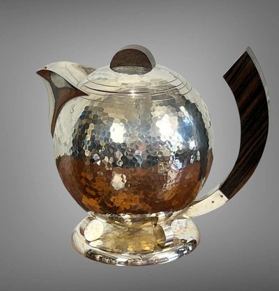 JEAN DEPRÉS ( 1889-1980 ) / SERVICE A THÉ ET CAFÉ EN MÉTAL ARGENTÉ MARTELÉ SIGNÉ