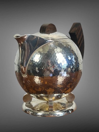 JEAN DEPRÉS ( 1889-1980 ) / SERVICE A THÉ ET CAFÉ EN MÉTAL ARGENTÉ MARTELÉ SIGNÉ